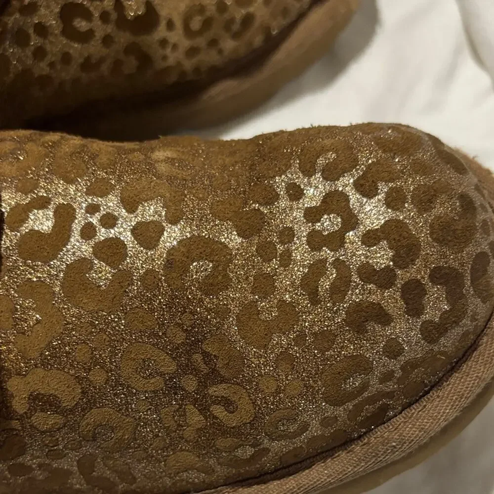 UGG 3 Kids Classic II Sparkle Leopard Boots in ugg tan with gold accents euc